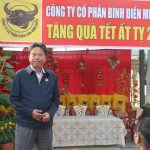 Trao quà cho bà con có hoàn cảnh khó khăn khu vực Cầu Hàng